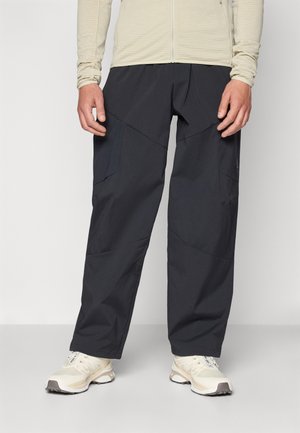 Schwarze Outdoor-Hosen mit lockerer Passform, aus strapazierfähigem Material gefertigt. Verfügen über schräge Taschen und kontrastierende Nähte für zusätzliche Details.