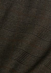Tissu marron foncé avec un motif à carreaux subtil comportant de fines lignes noires et des rayures horizontales et verticales qui se croisent.
