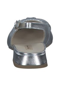 Zapato plano metálico plateado con punta redondeada, correa de tobillo ajustable y superficie texturizada; diseño minimalista con suela lisa.