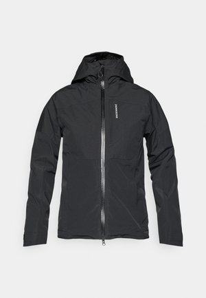 Giacca nera impermeabile con cappuccio, zip a lunghezza completa e tasca sul petto con zip. Caratterizzata da una texture liscia e un design minimalista.