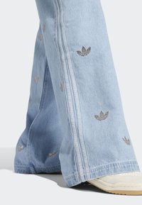 adidas Originals Jeans a zampa - clear blue