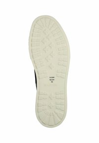 Zapatilla negra con suela de goma blanca. La suela presenta un patrón de agarre texturizado con acentos moldeados. Talla 42, modelo CG184 de Blackstone.