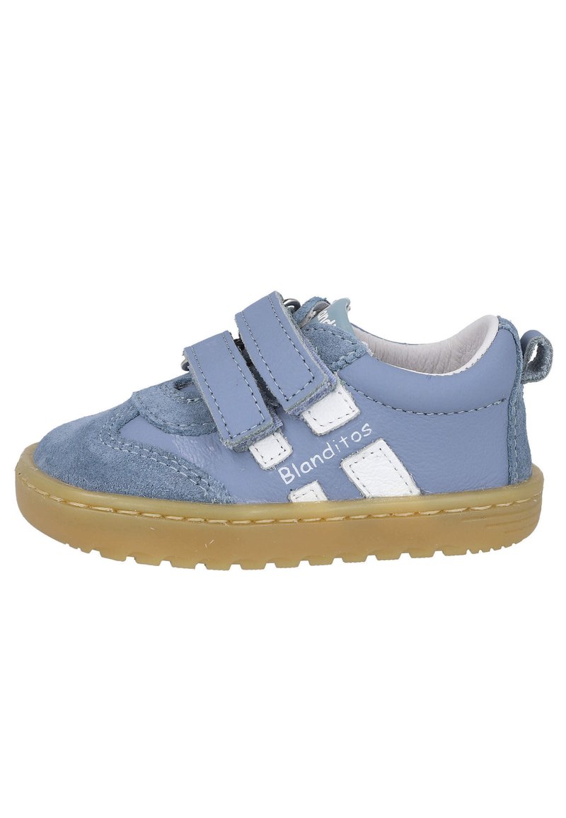 Zapatillas para toddlers de color azul, fabricadas en cuero y ante, con dos correas de Velcro, detalles texturizados y una suela de goma. Presentan un logo blanco.