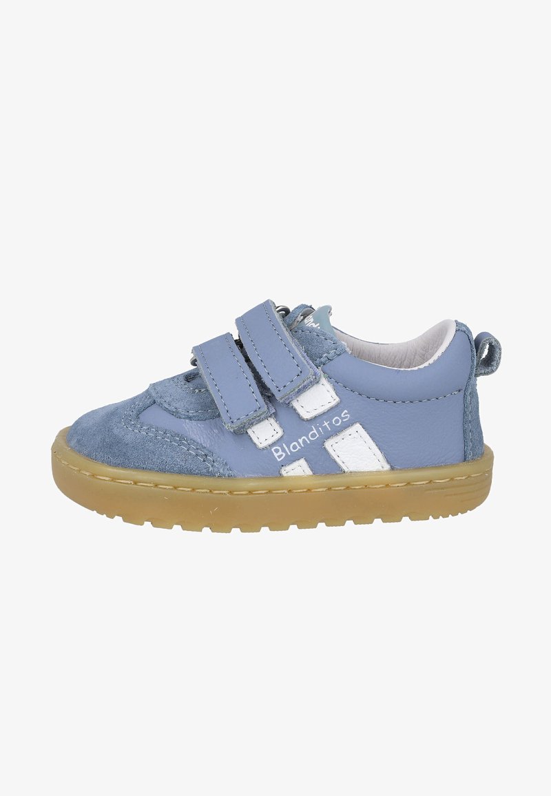 Zapatillas para toddlers de color azul, fabricadas en cuero y ante, con dos correas de Velcro, detalles texturizados y una suela de goma. Presentan un logo blanco.