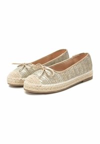 Espadrilles planas de yute dorado, con punta redonda, suela sobremoldeada trenzada en tono marrón y detalle de lazo en la parte delantera. Forro interior suave y suela flexible.