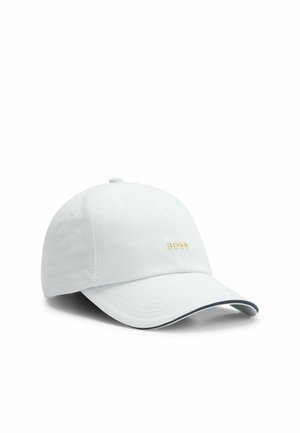 Weißes Baseballcap mit gebogener Krempe und kleinem goldenem "BOSS"-Logo auf der Vorderseite, vor weißem Hintergrund abgebildet.