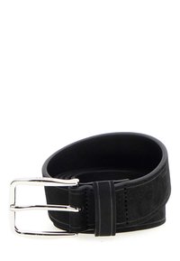 Cintura in suede nero con una texture liscia, dotata di una fibbia a doppia ardiglione in argento e cuciture nere lungo i bordi.