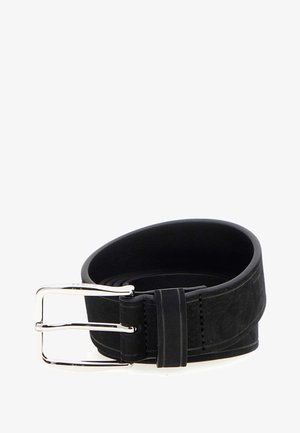 Cintura in suede nero con una texture liscia, dotata di una fibbia a doppia ardiglione in argento e cuciture nere lungo i bordi.