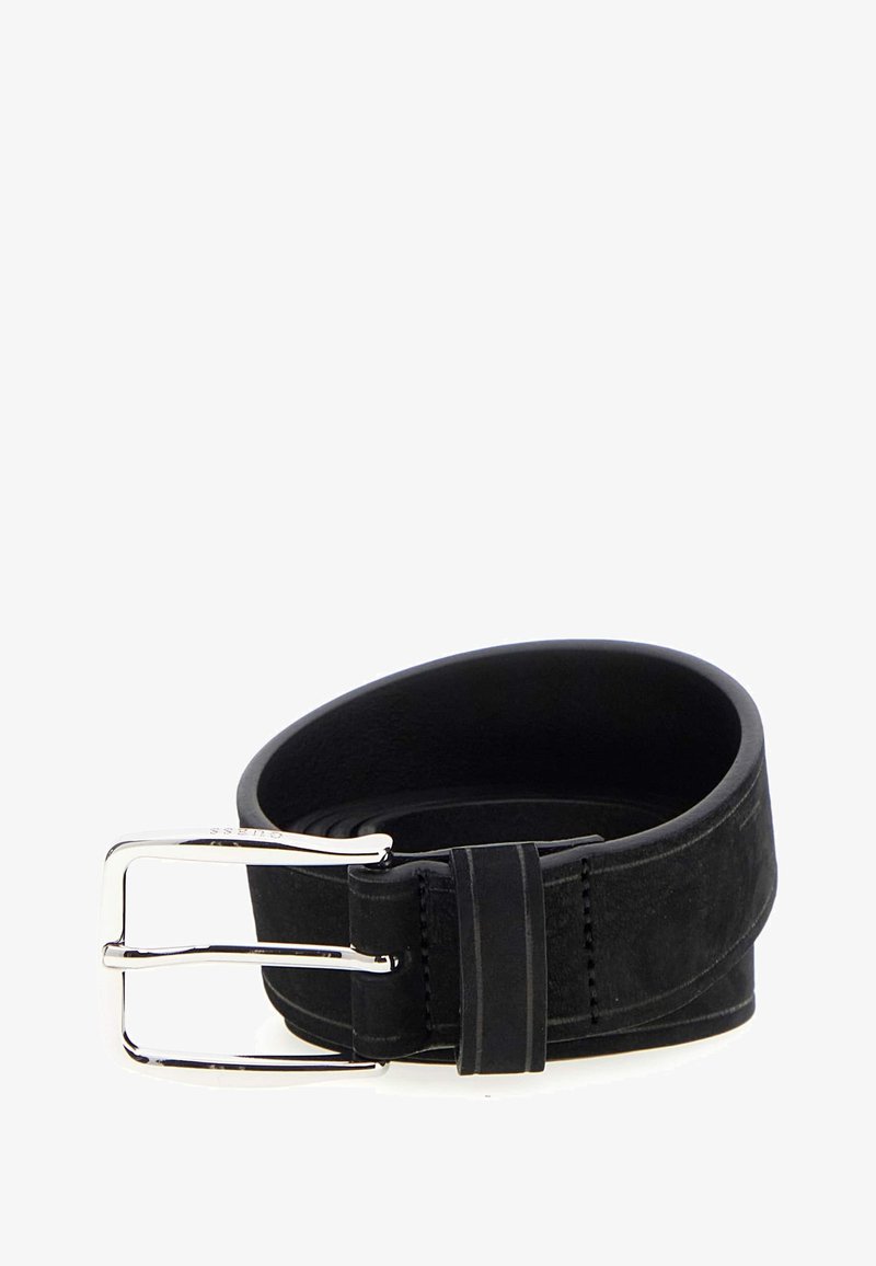 Cintura in suede nero con una texture liscia, dotata di una fibbia a doppia ardiglione in argento e cuciture nere lungo i bordi.