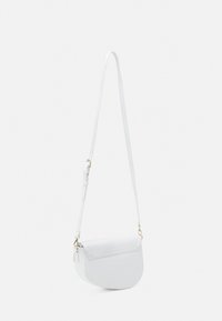Bílá kožená crossbody taška s poloměsíčkovým tvarem, plochým předním klopovým víkem, nastavitelním popruhem a zlatými kovovými detaily. Hladký povrch.