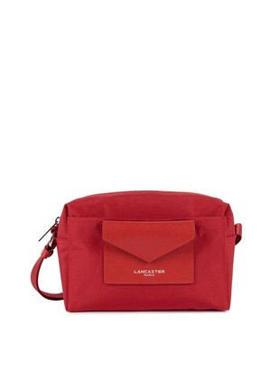 Pochette rectangulaire rouge avec poche avant en forme d'enveloppe, fermeture éclair argentée et logo "Lancaster Paris" sur la poche.
