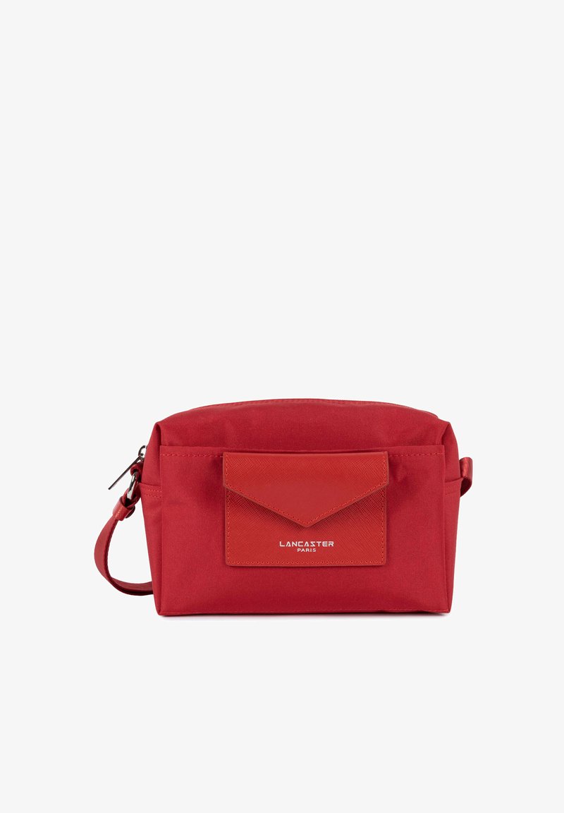 Pochette rectangulaire rouge avec poche avant en forme d'enveloppe, fermeture éclair argentée et logo "Lancaster Paris" sur la poche.