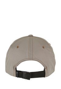 Beige caps med strukturert bakside, med justerbar svart stropp og lett søm. Glatt tekstur av stoff, med ventilasjonsluker.