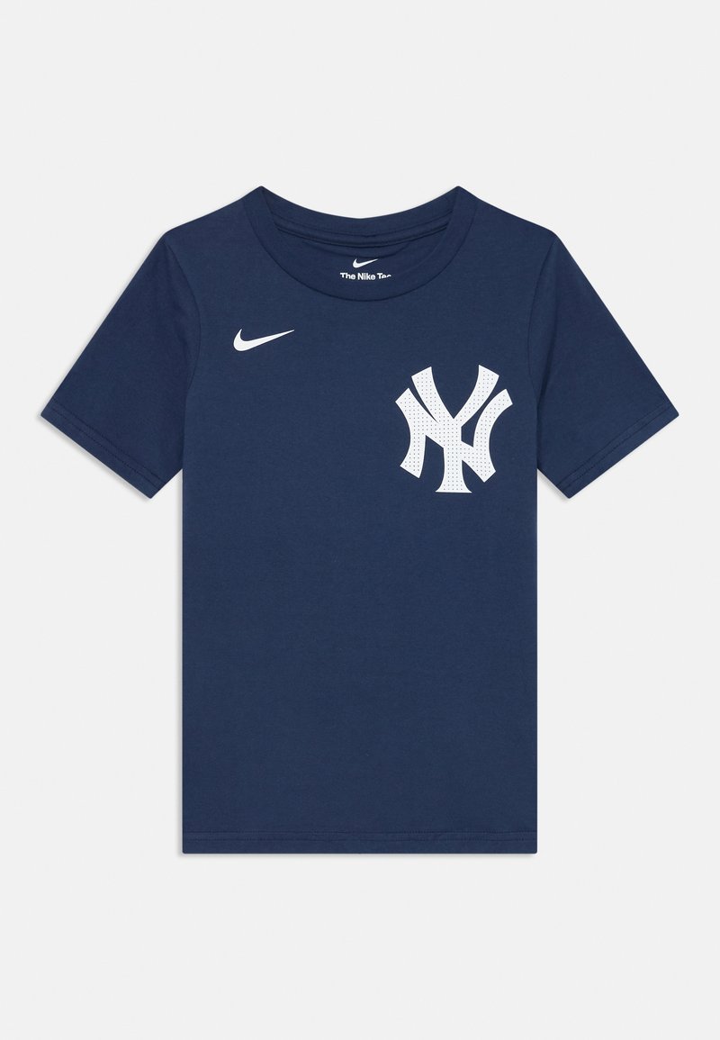 Mornarsko modra bombažna majica s kratkimi rokavi, ki ima bel Nike logotip na levem prsnem delu in bel logotip New York Yankees.