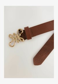 Cinturón de cuero marrón con una hebilla metálica de tono dorado distintiva que presenta un diseño en espiral; textura suave con sutiles detalles de costura.