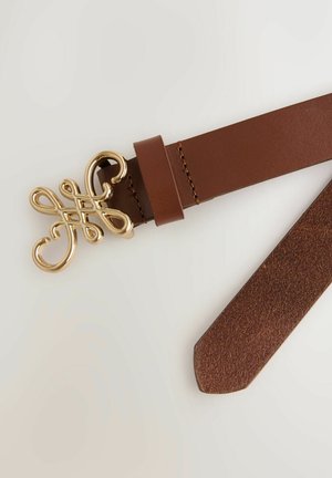 Pruun nahast vöö iseloomuliku kuldse tooni metallist pandlaga, millel on keerlev muster; sile tekstuur peenete õmbluseffektidega.