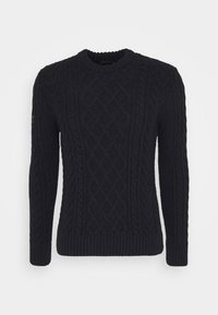 Pull en tricot bleu marine avec motif torsadé, col rond, poignets et ourlet côtelés. Finition texturée et branding subtil sur la manche.