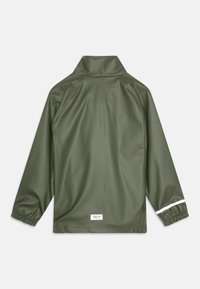 Groene waterdichte jas met hoge kraag, elastische manchetten en witte reflecterende strook op de mouwen. Soepele, glanzende textuur.