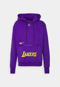 Sudadera morada con bolsillo canguro frontal, cordones negros, logo Jumpman dorado y texto "LAKERS" en amarillo en el bolsillo.