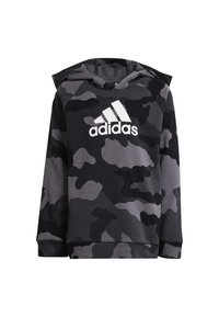 Felpa camo nera e grigia realizzata in tessuto morbido, con una tasca a marsupio frontale e un logo Adidas bianco sul petto.