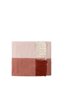Couverture tissée avec un motif géométrique en rose clair et terre cuite, avec des accents de franges le long d'un bord et une texture lisse.