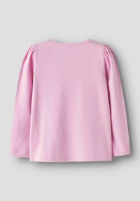 Helles rosa Langarmshirt mit Rundhalsausschnitt und leicht gepufften Schultern, von hinten auf einem grauen Hintergrund gezeigt.