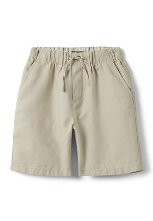 Beige katoenen short met elastische tailleband, aantrekkoord en zijzakken, plat gelegd op een witte achtergrond.