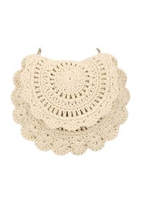 Krém színű horgolt táska hullámos mintával. Texturált, kör alakú mintázattal és fémes kapoccsal a tetején.
