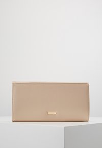 Portafoglio rettangolare beige con placca dorata con il logo "ALDO", texture liscia e cuciture visibili lungo i bordi, posizionato su un piedistallo bianco.