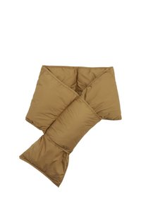 Bufanda marrón acolchada con un diseño de acolchado. Presenta un estilo superpuesto y una textura suave y lisa. Sin herrajes ni acentos visibles.