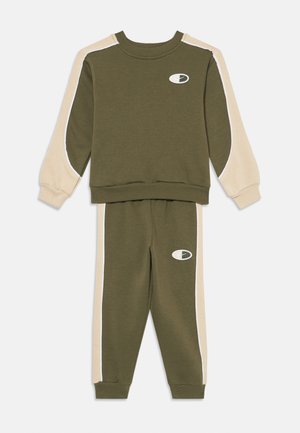 Oliwkowy sweter i dopasowane spodnie z beżowymi akcentami. Miękka tkanina, okrągły dekolt, długie rękawy i elastyczne mankiety z detalem logo.