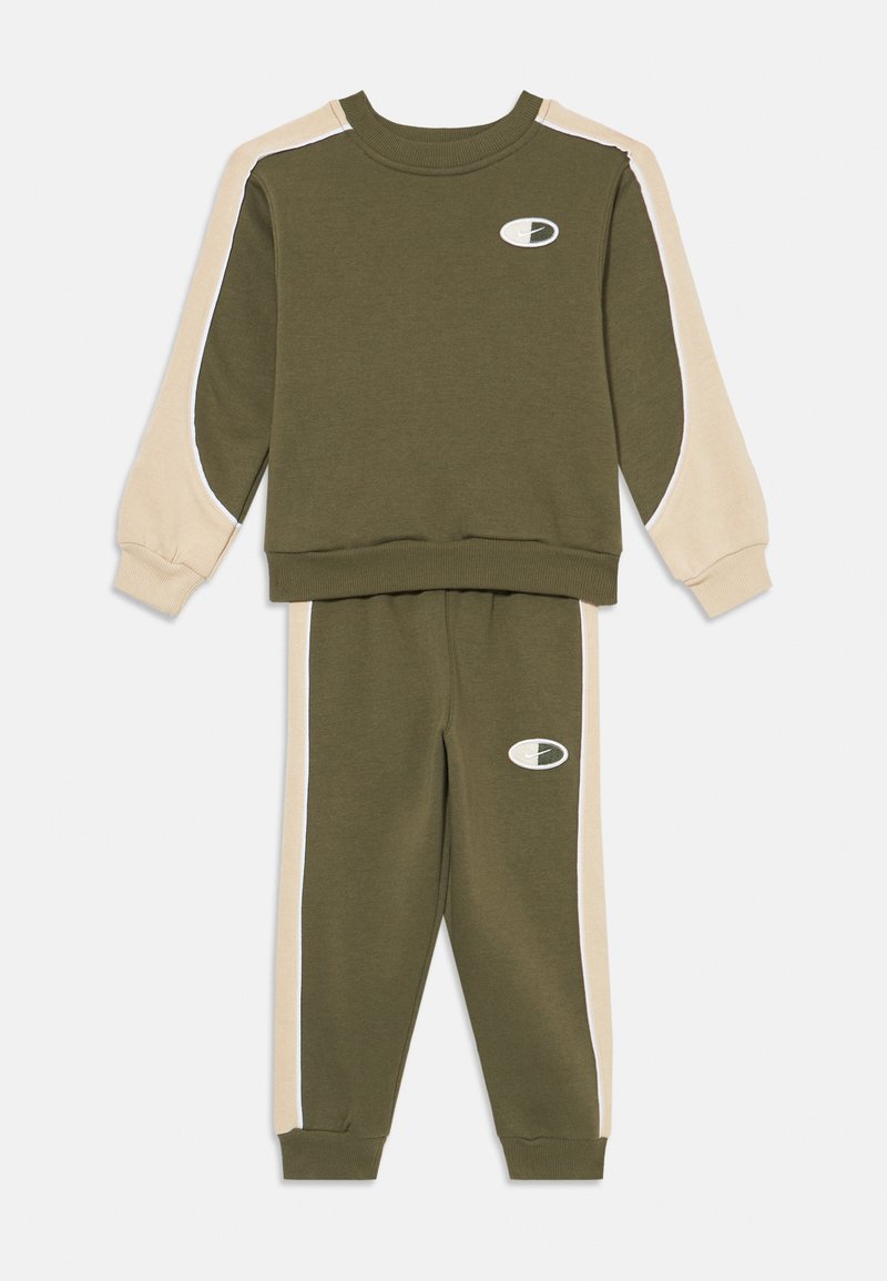 Sweatshirt verde-azeitona e calças a condizer com acabamentos em bege. Tecido suave, decote redondo, mangas longas e punhos elásticos com um detalhe do logotipo.