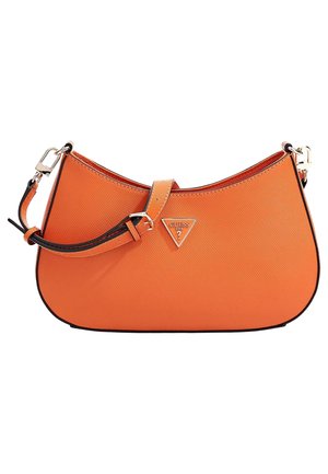 Orange halbmondförmige Handtasche mit verstellbarem Riemen, strukturierter Oberfläche und metallischem Guess USA Logo auf der Vorderseite.