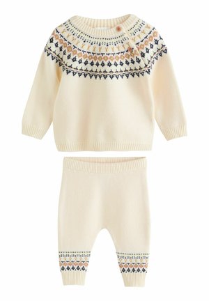 Set de pulover și pantaloni tricotat de culoare crem, cu un guler și manșete decorative, în nuanțe de bleumarin, portocalie și galben. Include detalii cu nasturi.