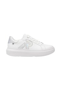 Baskets en cuir blanc avec un accent irisé texturé sur le talon et le logo. Dotées d'une épaisse semelle blanche et d'un système de laçage traditionnel.