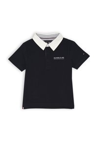 Polo nero in cotone, con colletto bianco, maniche corte e un piccolo logo ricamato con "Est. 1985" sul petto.