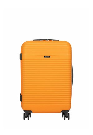 Jasno pomarańczowa walizka z twardą obudową z poziomymi żebrowaniami, cztery czarne obracające się kółka, czarna boczna rączka oraz zamknięcie na zamek błyskawiczny na górze.
