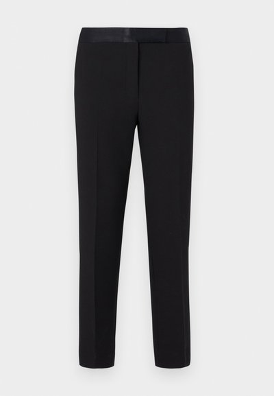 Pantalon noir avec une texture lisse, coupe droite et ceinture en satin. Présente des détails minimalistes et aucun motif ou accent visible.