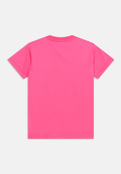 Φανελάκι κοντομάνικο σε ζωντανό ροζ χρώμα, εμφανιζόμενο από πίσω, με στρογγυλή λαιμόκοψη και απλή ραφή στα μανίκια και το τελείωμα.