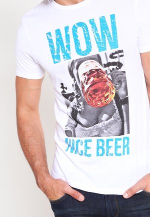 T-shirt bianco in cotone con un design grafico di una persona che tiene una pinta di birra, con testo blu che recita "WOW" e "NICE BEER."