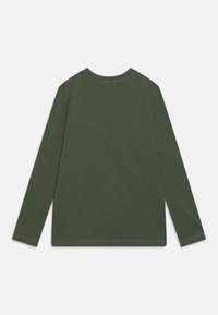 Czarny T-shirt z długim rękawem w ciemnozielonym kolorze, wykonany z miękkiej bawełny. Posiada okrągły dekolt oraz gładki tył bez widocznych logo czy wzorów.