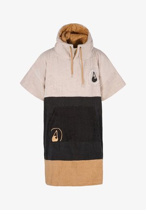 Poncho con capucha hecho de suave tela de rizo, con secciones en beige, negro y marrón, presenta un bolsillo frontal y detalle de logo.