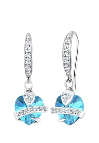 Silberne herzförmige Ohrringe mit einem lebhaften blauen Kristall, akzentuiert mit kleinen klaren Steinen entlang eines gebogenen Bandes.