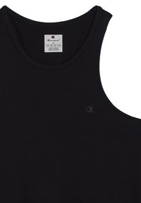 Zwarte tanktop van katoen, met een ronde hals, armsgaten en een klein geborduurd logo op de linkerborst. Etiket zichtbaar aan de binnenkant.