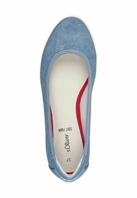 Bailarina de mujer de color azul claro con textura perforada, plantilla blanca acolchada, ribete rojo y la marca "s.Oliver" impresa en el interior. Talla 37.