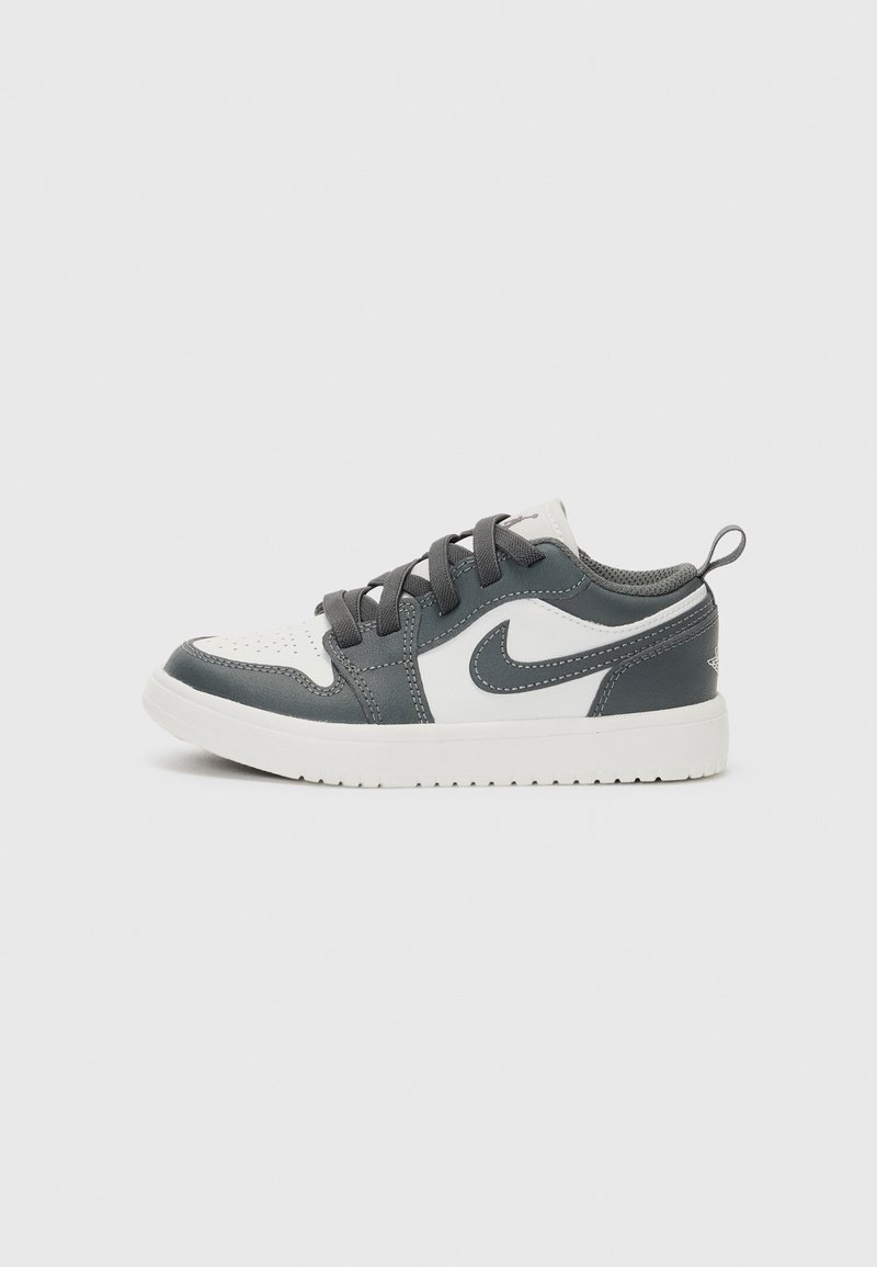 Nike tenisice u kombinaciji sive i bijele kože, zaobljenog vrha, s vezanjem i teksturiranom đonom koji ima mali držač na peti.