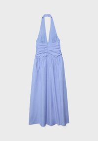 Robe longue bleu clair à col halter avec corsage froncé et fines rayures verticales, sans manches avec fermeture par bouton au col.