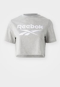 Grå cropped t-skjorte laget av bomull, med rund hals og korte ermer, med hvit "Reebok" tekst og logo trykket på forsiden.