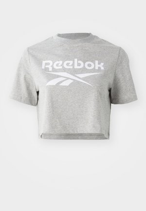 Camiseta gris recortada de algodón, con cuello redondo y mangas cortas, con texto y logo "Reebok" en blanco impresos en el frente.
