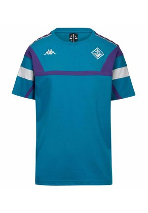 T-shirt de sport bleu à manches courtes avec des rayures violettes et blanches sur les manches, logo blanc Kappa sur la poitrine et emblème en forme de losange sur le côté droit.